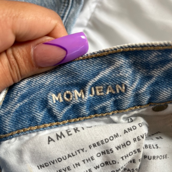 distressed American Eagle mom jeans size 4 - Picture 3 of 4